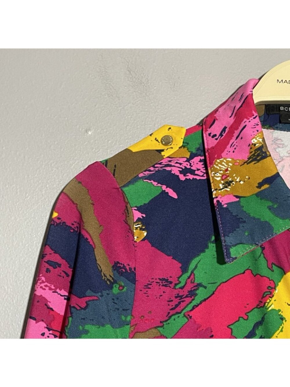 Bcbgmaxazria Blouse Top Women Size S Pink Colorful Retro Art Shoulder Tab Pocket - Picture 3 of 12